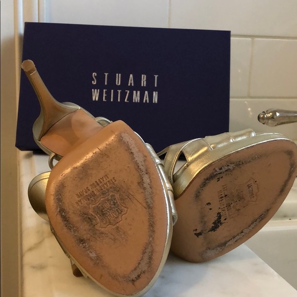 Stuart Weitzman gold platform heels. Size 7 - Picture 5 of 7